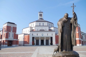 statua świętego jana pawła drugiego autorstwa Władysława Dudka 